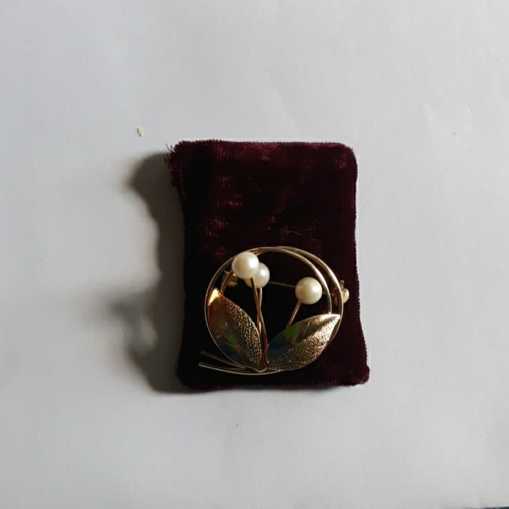 Pin - Picture 1 of 2